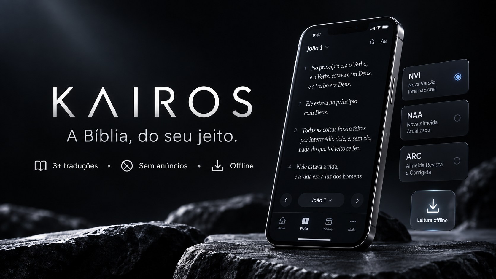 Apresentação do Kairós com celular exibindo a Bíblia em João 1 e recursos de traduções, leitura sem anúncios e acesso offline